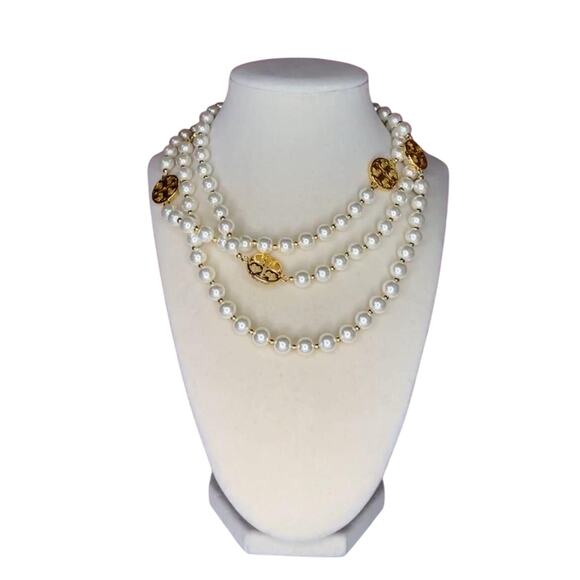 Tory Burch Evie Single Strand Faux Pearl & Logo Necklace NWOT - Picture 1 of 2